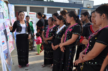 A village health worker promoting health awareness in China. © ABM/Ivy Wang 2011