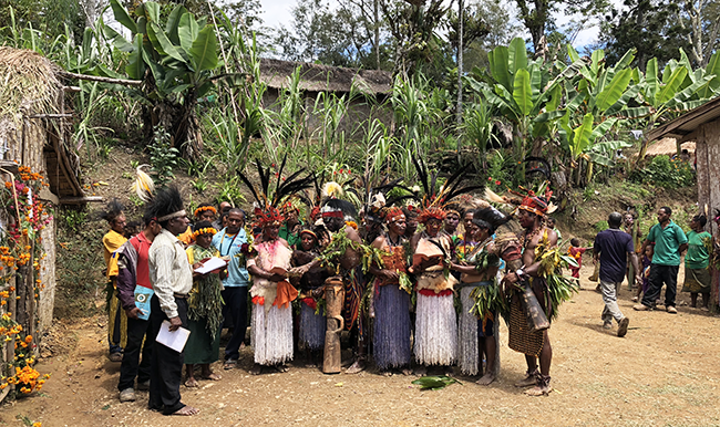 Adult learners in Kwiop Village, Jimi Valley. © Kate Winney/ABM, 2018.