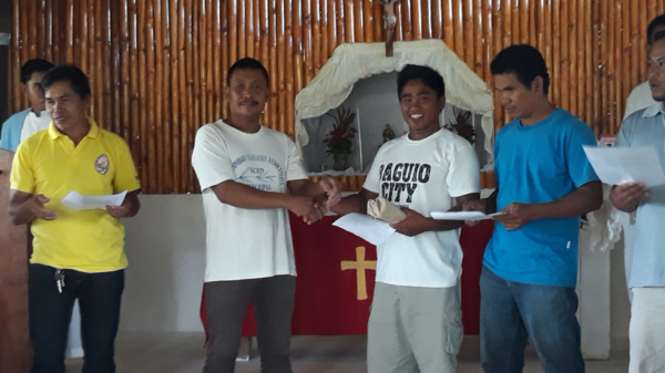 In Mindanao, members of the Obial Farmers Association hand over 35,000 pesos to the New Calinog Farmers Association as part of the Receivers to Givers policy. © E-CARE, 2019
