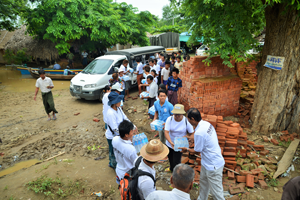 Distributing water in Yay Kyi Wa village.