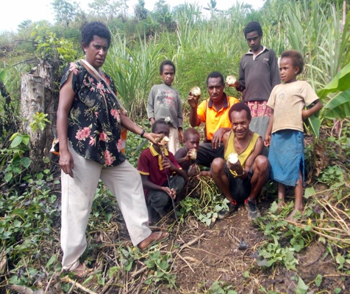 Students and family with failed crops at Kerina. ©ACPNG 2015