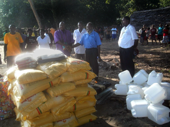 Representatives of South Pentecost community receive relief supplies. © ACOM 2015