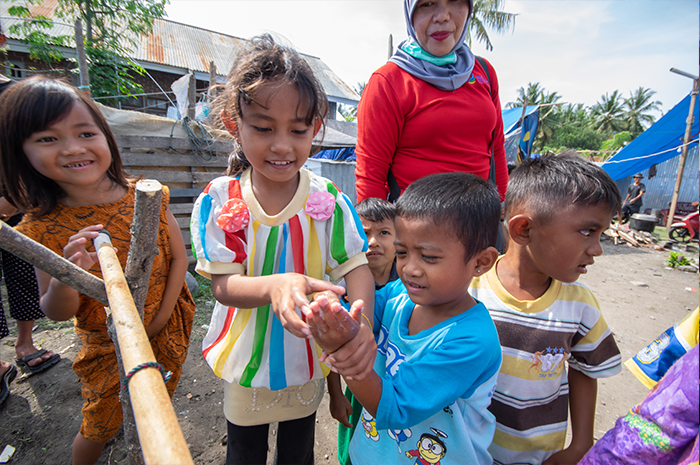 Children in Central Sulawese using soap from hygiene kits provided by ACT Indonesia. © Simon Chambers/ACT.