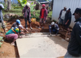 Volunteers prepare slab base for water tank at Yaken Aid Post, near Mendi, PNG. © Anglicare PNG