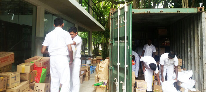 Distributing relief supplies. © Church of Ceylon, Colombo Diocese.