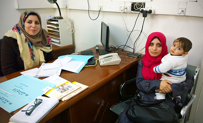 Ahli Hospital Nutritionist meets with mother and child