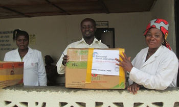 Nurses receiving medical kits for IDPs. ©ERD 2015