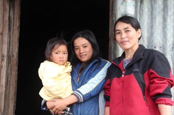 Women from the Philippines. © ABM/Brad Chapman 2012