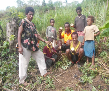 Students and family showing their crops at Kerina. © ACPNG