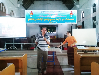 Peter and Joy running the Evangelism and Mission seminar in Mandalay Diocese. ©CPM 2015