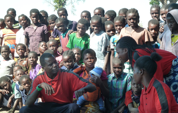 Gender Action Group conducting community dramas about child marriage. © ABM/Lina Magallanes, 2013.