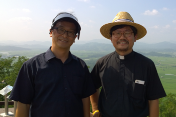 Towards Peace in Korea’s Fr Joachim Kim with the Border Peace School founder. © ABM/Julianne Stewart, 2014.