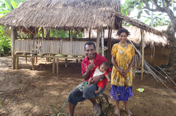 Kerina student Stenson, wife Bettyline, baby Margaret and their hauswin. © ABM/ Meagan Morrison, 2014.