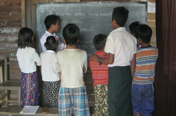 Students eagerly learning at Bum Sam Middle School. © CPM 2015.