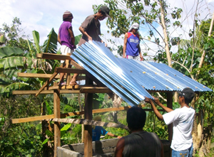 Free collective work construction of vermi-shelter in Opol, Misamis Oriental. © Lina Magallanes/ABM, 2015.