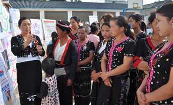 A health worker talks to ethnic women. 