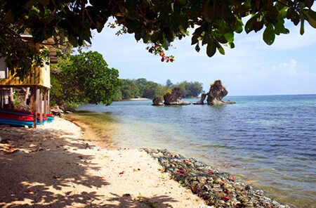 The beautiful coastlines of the Solomon Islands are being affected by the effects of long-term climate change. © ABM, Kate Winney 2016.